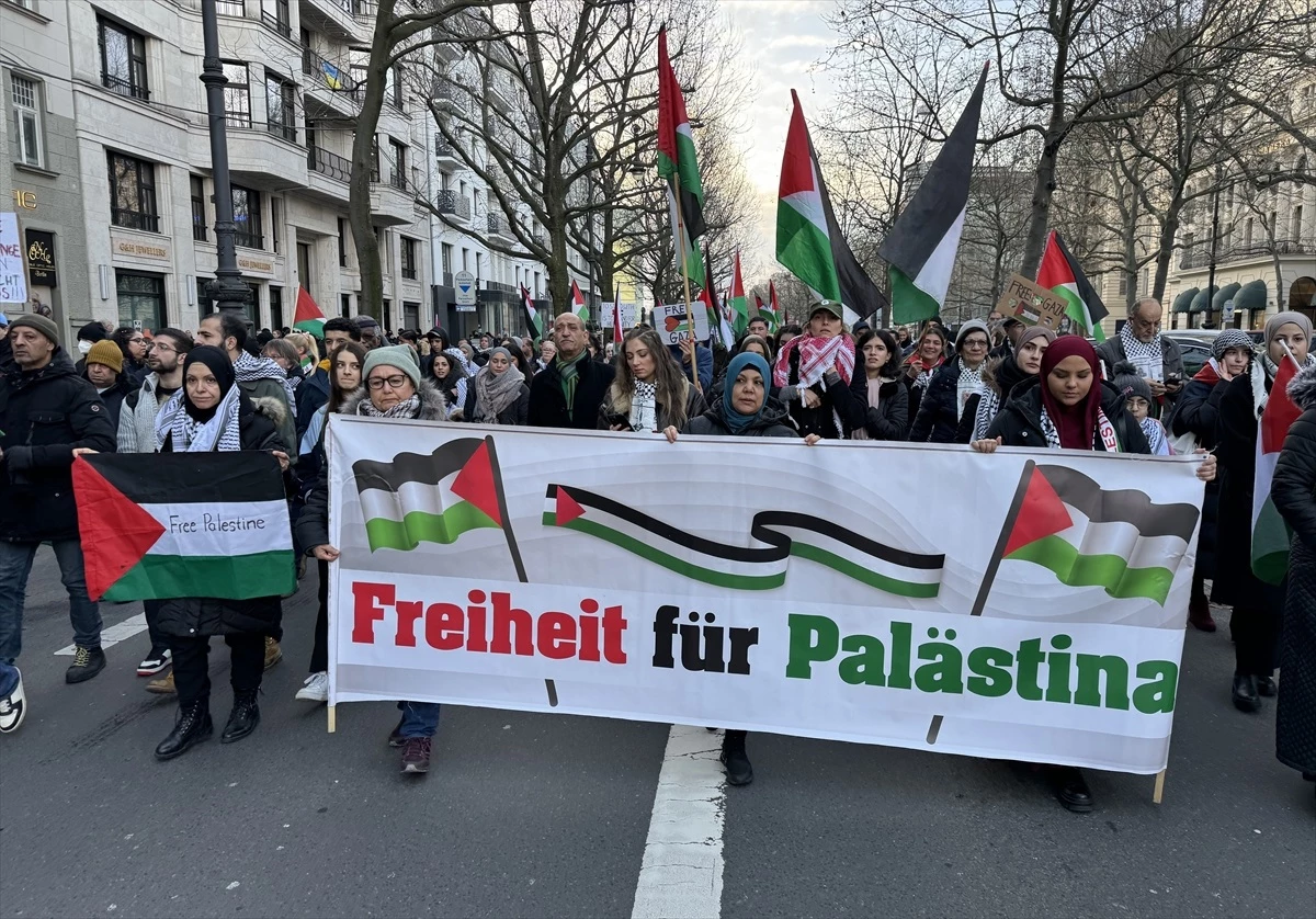 Berlin\'de Filistin ile dayanışma gösterisi düzenlendi