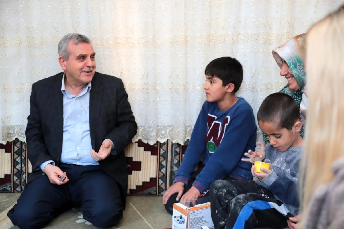 Şanlıurfa Büyükşehir Belediye Başkanı Zeynel Abidin Beyazgül, Bozova ilçesinde vatandaşları hanelerinde ziyaret etti