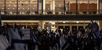 Binlerce İsrailli, Netanyahu'nun istifası için Tel Aviv'de gösteri düzenledi