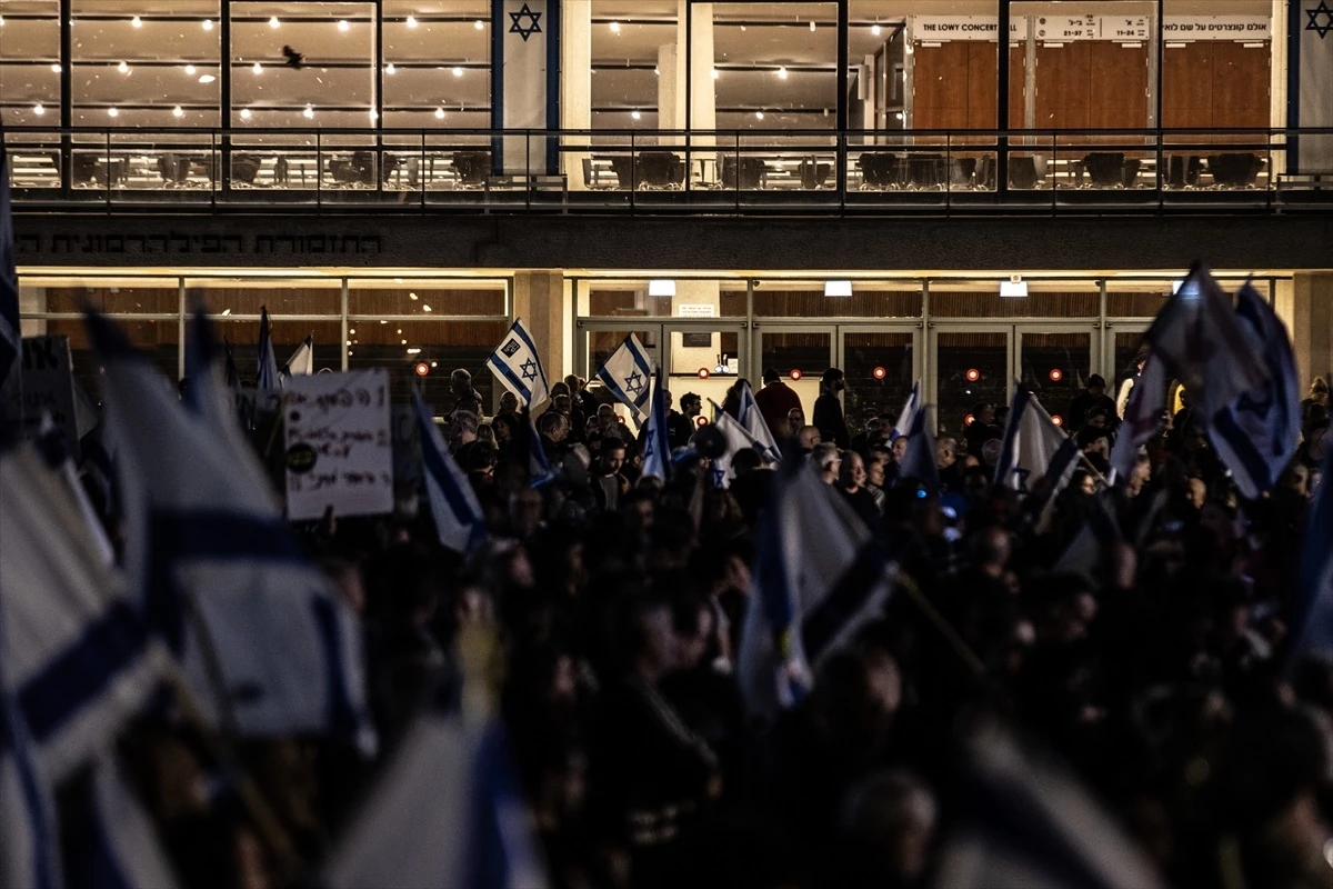 Binlerce İsrailli, Netanyahu\'nun istifası için Tel Aviv\'de gösteri düzenledi