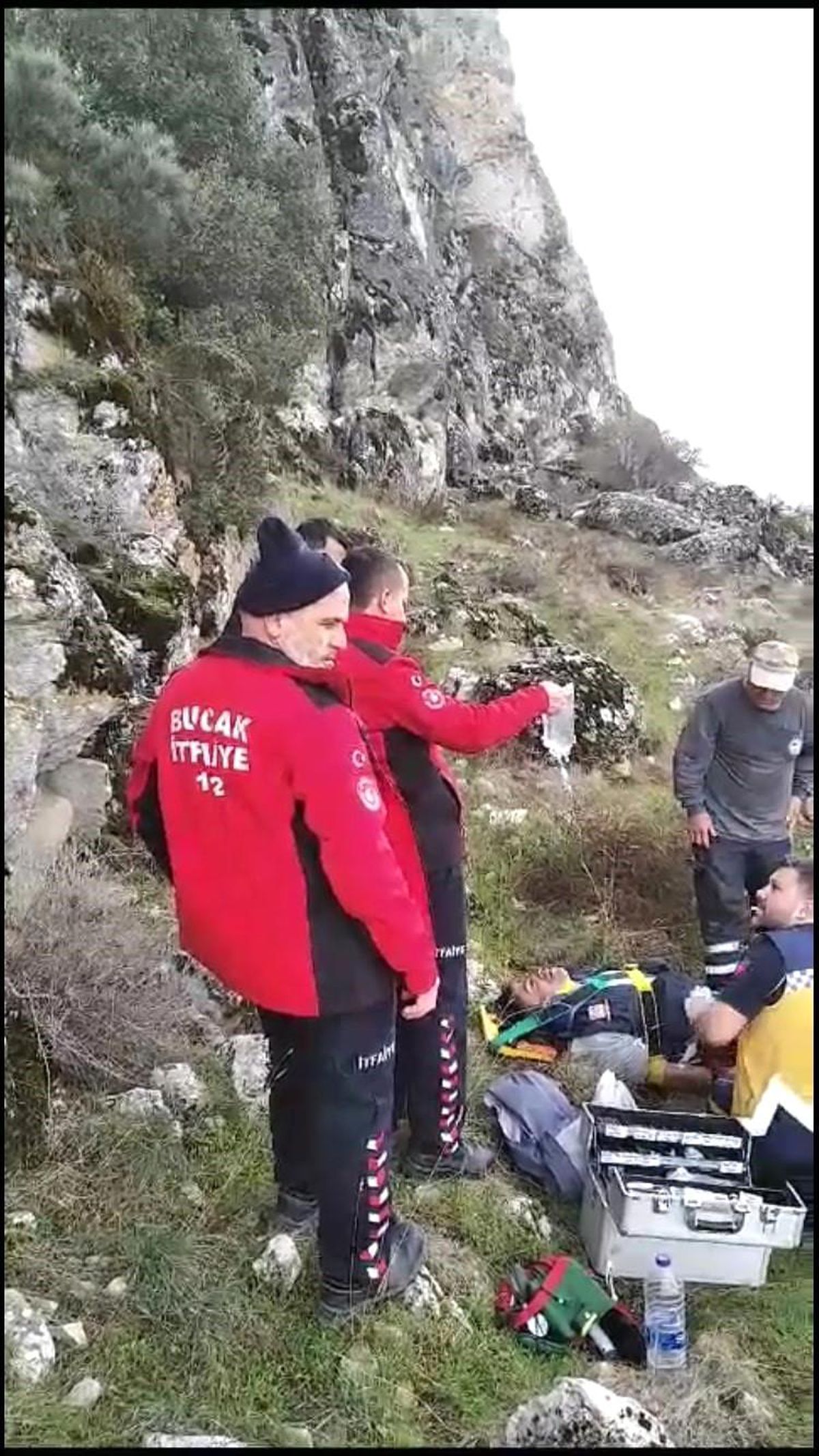 Burdur\'un Bucak ilçesinde ormanda mantar toplarken uçurumdan düşen vatandaş kurtarıldı