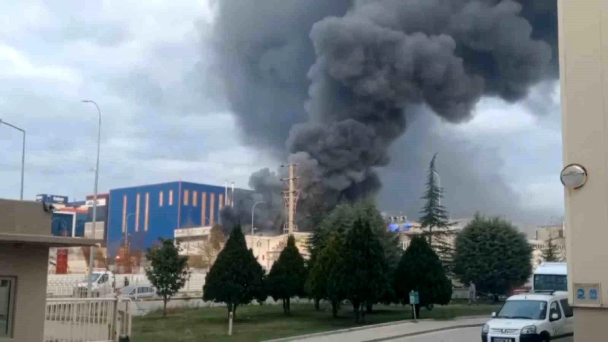 Bursa\'da plastik toplama fabrikasında yangın: Siyah dumanlar gökyüzünü kapladı
