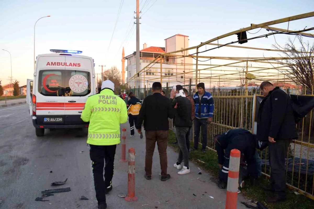 Karaman\'da Hafif Ticari Araçla Otomobilin Çarpıştığı Kazada Can Pazarı Yaşandı