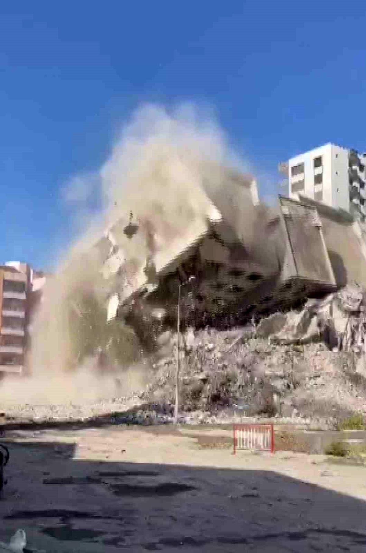 İskenderun\'da çökme riskine karşı boşaltılan 15 katlı bina kontrollü olarak yıkıldı