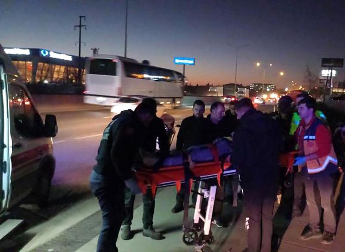 Çorlu\'da otobüsün sıkıştırdığı motosiklet devrildi, 1 kişi yaralandı