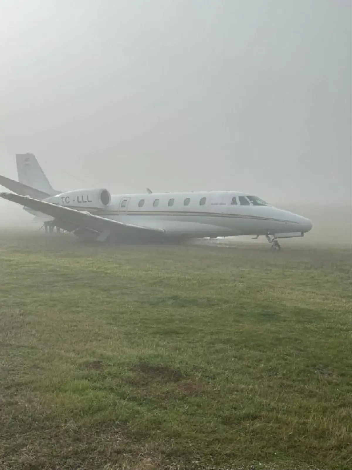 Atatürk Havalimanı\'ndan kalkan özel jet Diyarbakır Havalimanı\'na inişi sırasında pistten çıktı