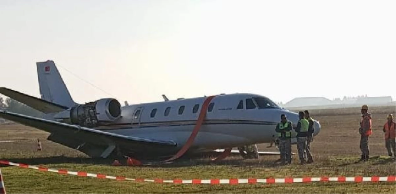 Diyarbakır Havalimanı\'nda Jet Kazası: Kurtarılan Jetin Ardından Pist Yeniden Uçuşlara Açıldı