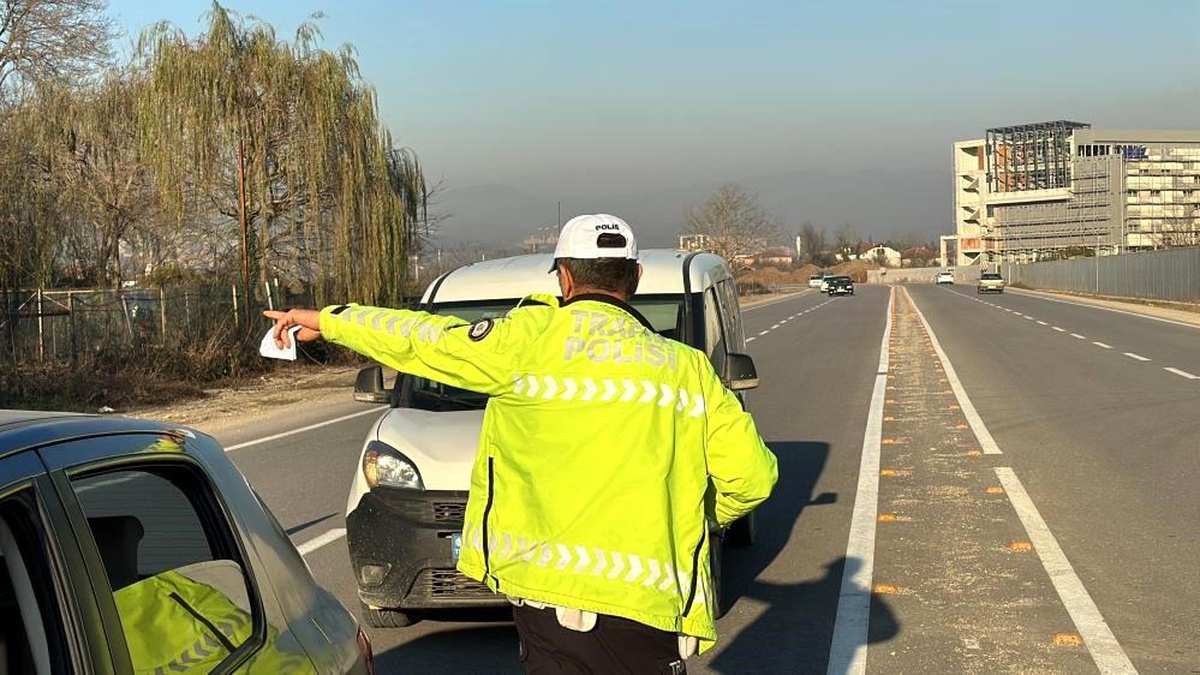 Düzce\'de Yeni Yıl Öncesi Trafik Denetimleri Artırıldı