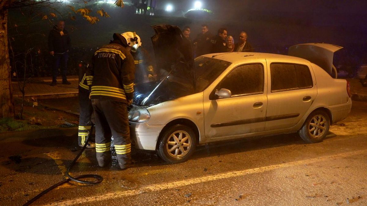 Edirne\'de seyir halindeki otomobil motor yangınına teslim oldu