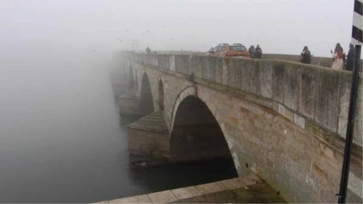 Edirne\'de Yoğun Sis: Selimiye Camisi ve Tarihi Köprüler Sisle Kaplandı