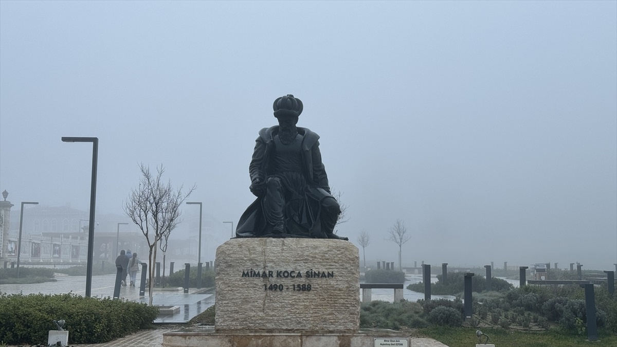 Edirne\'de yoğun sis hayatı olumsuz etkiliyor