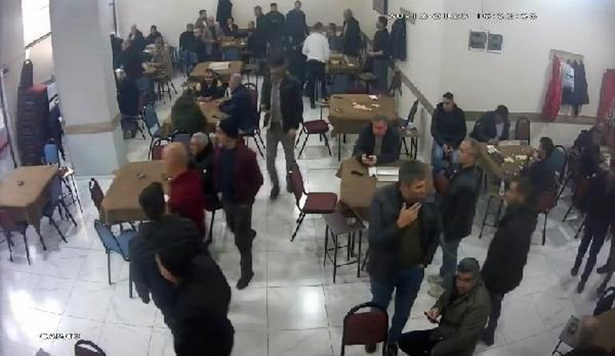 Elazığ\'da meydana gelen 4.2 büyüklüğündeki deprem kahvehanenin güvenlik kamerasına yansıdı