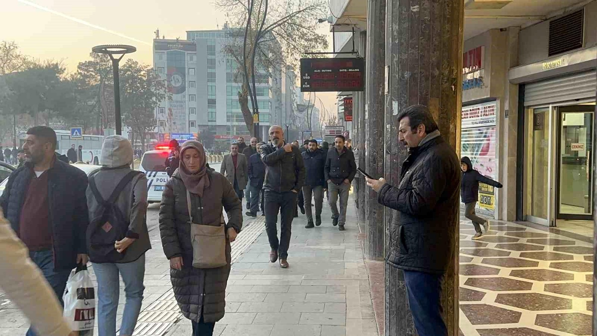 Elazığ\'da meydana gelen 4.2 büyüklüğündeki deprem güvenlik kameralarına yansıdı