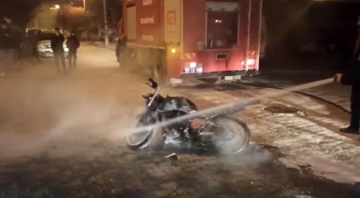 Elazığ\'da seyir halindeki motosiklet alev aldı