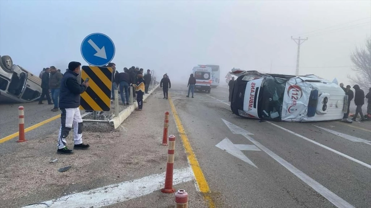 Elazığ\'da 3 aracın karıştığı trafik kazasında 5 kişi yaralandı