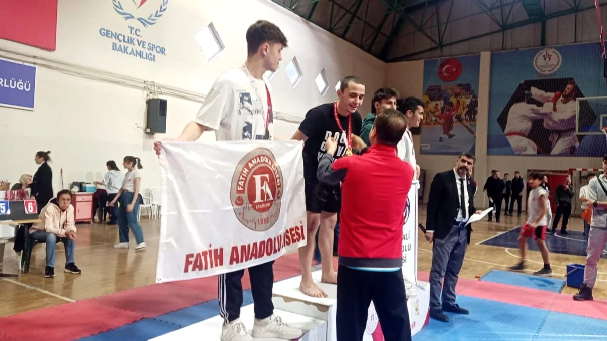 Eskişehir Kick Boks Şampiyonu Mücahit Sait Özkan, Türkiye Şampiyonası\'na katılmaya hak kazandı