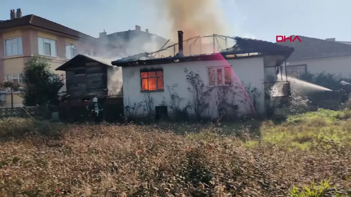 Felçli anne ve oğlu sobadan çıkan yangında kurtarıldı