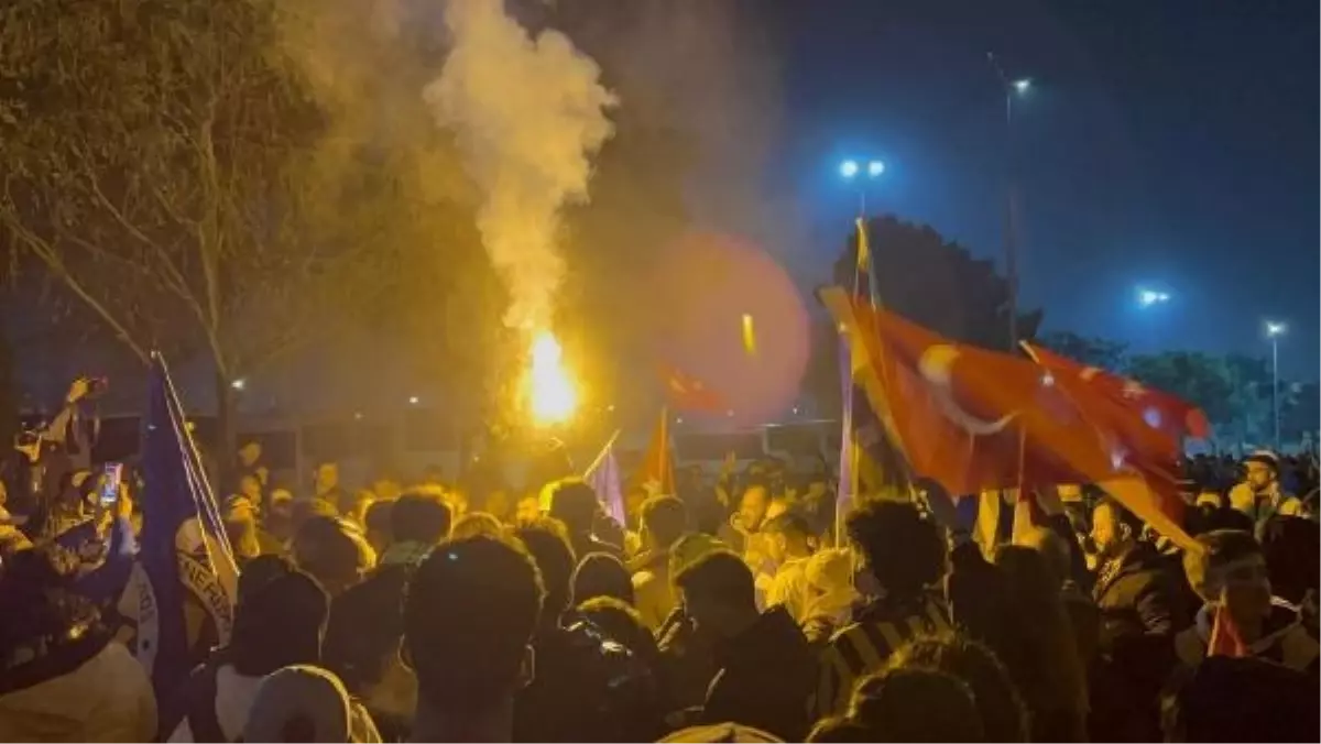 Fenerbahçe Süper Kupa maçının ertelenmesinin ardından İstanbul'a döndü