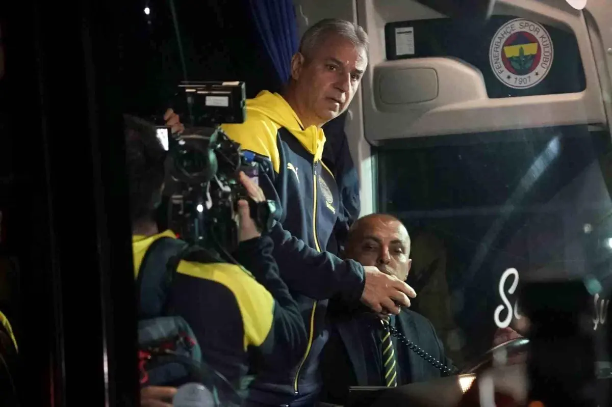 Fenerbahçe Kafilesi Sabiha Gökçen Havalimanı\'na İniş Yaptı