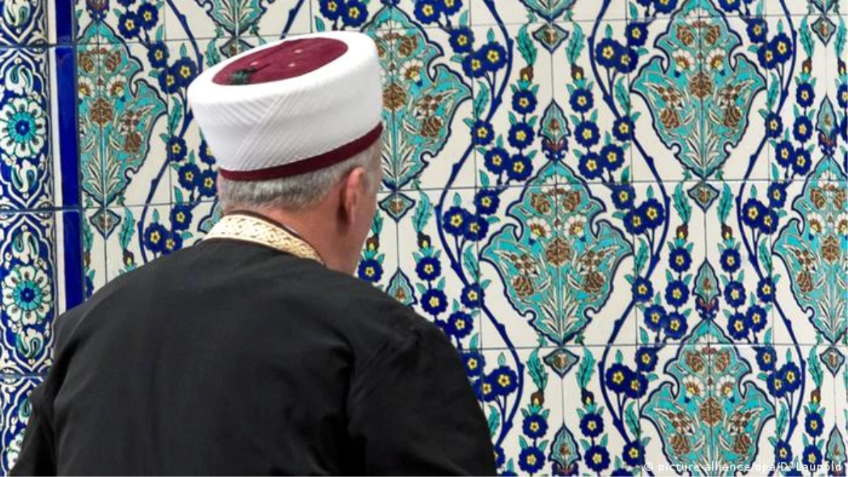 Fransa artık başka ülkelerden imam almayacak