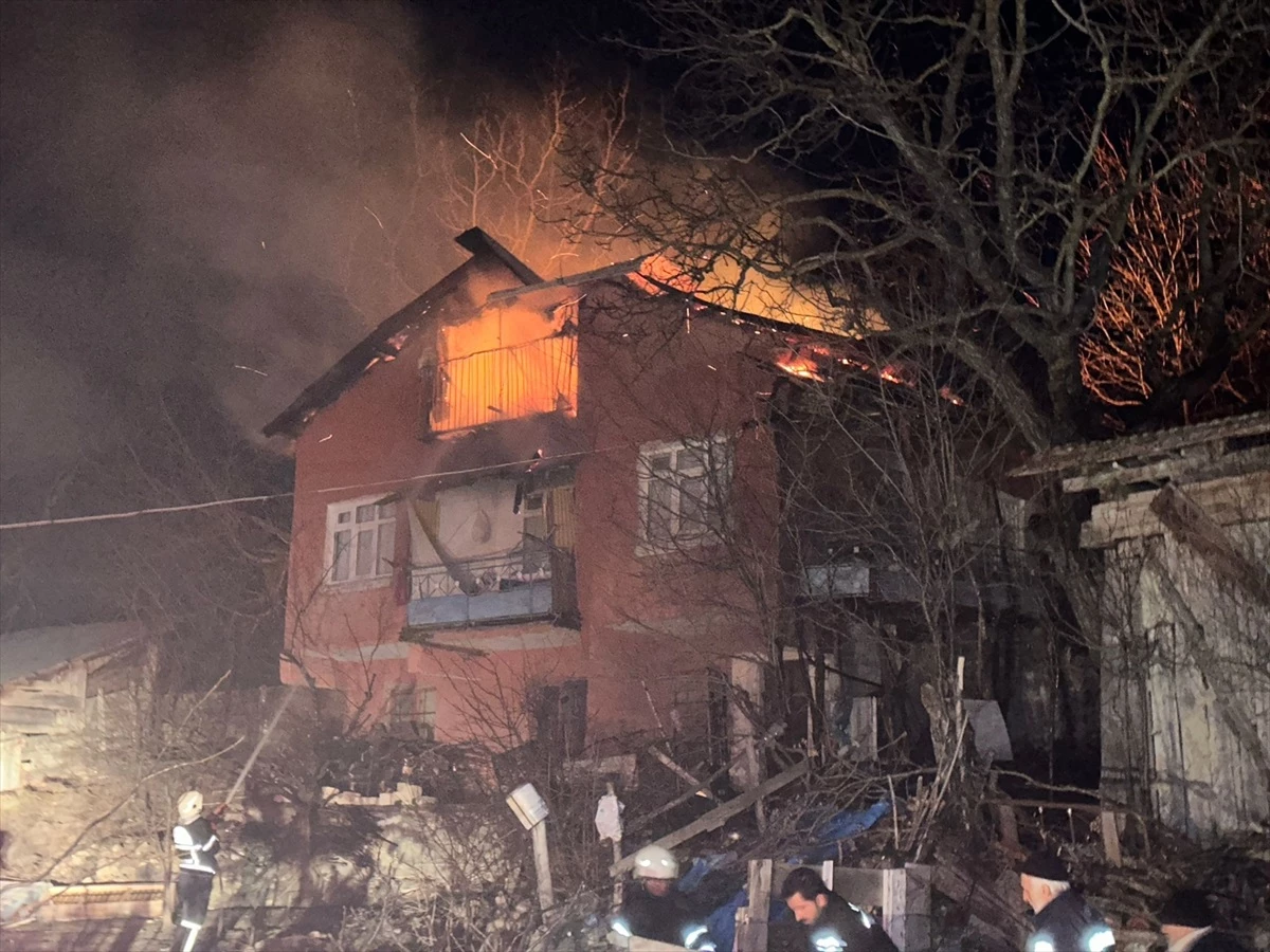 Bolu Gerede\'de 3 Katlı Evde Yangın Çıktı