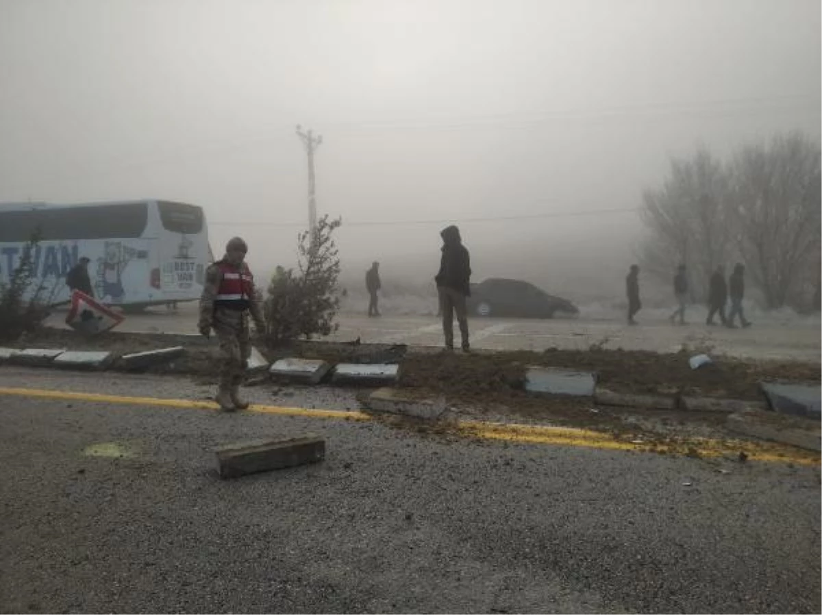 Elazığ\'da Ambulans ile Hafif Ticari Araç Çarpıştı: 6 Yaralı