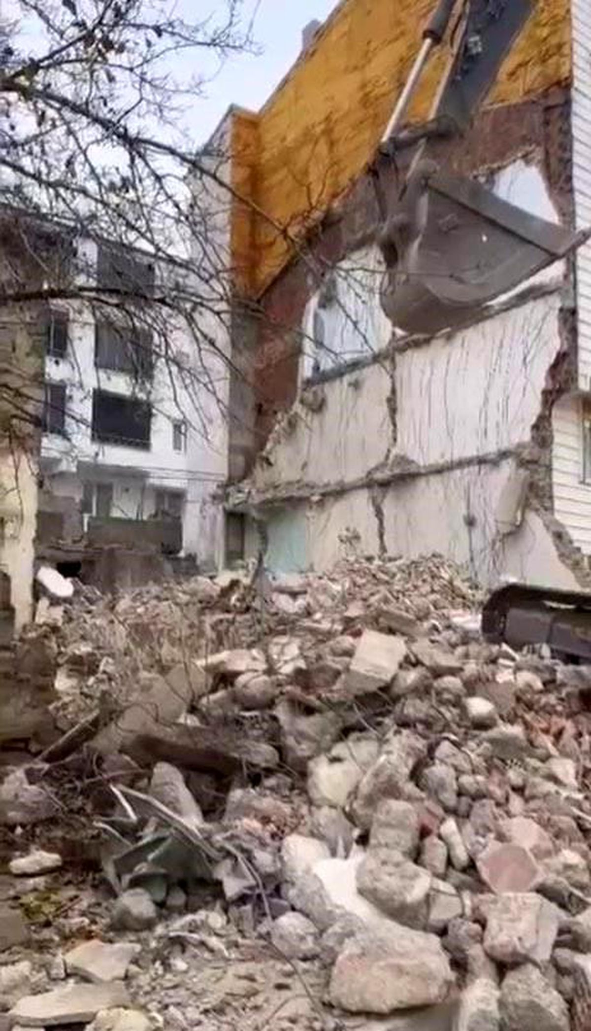 Elazığ\'da ağır hasarlı binanın yıkımı sırasında sağlam bina zarar gördü