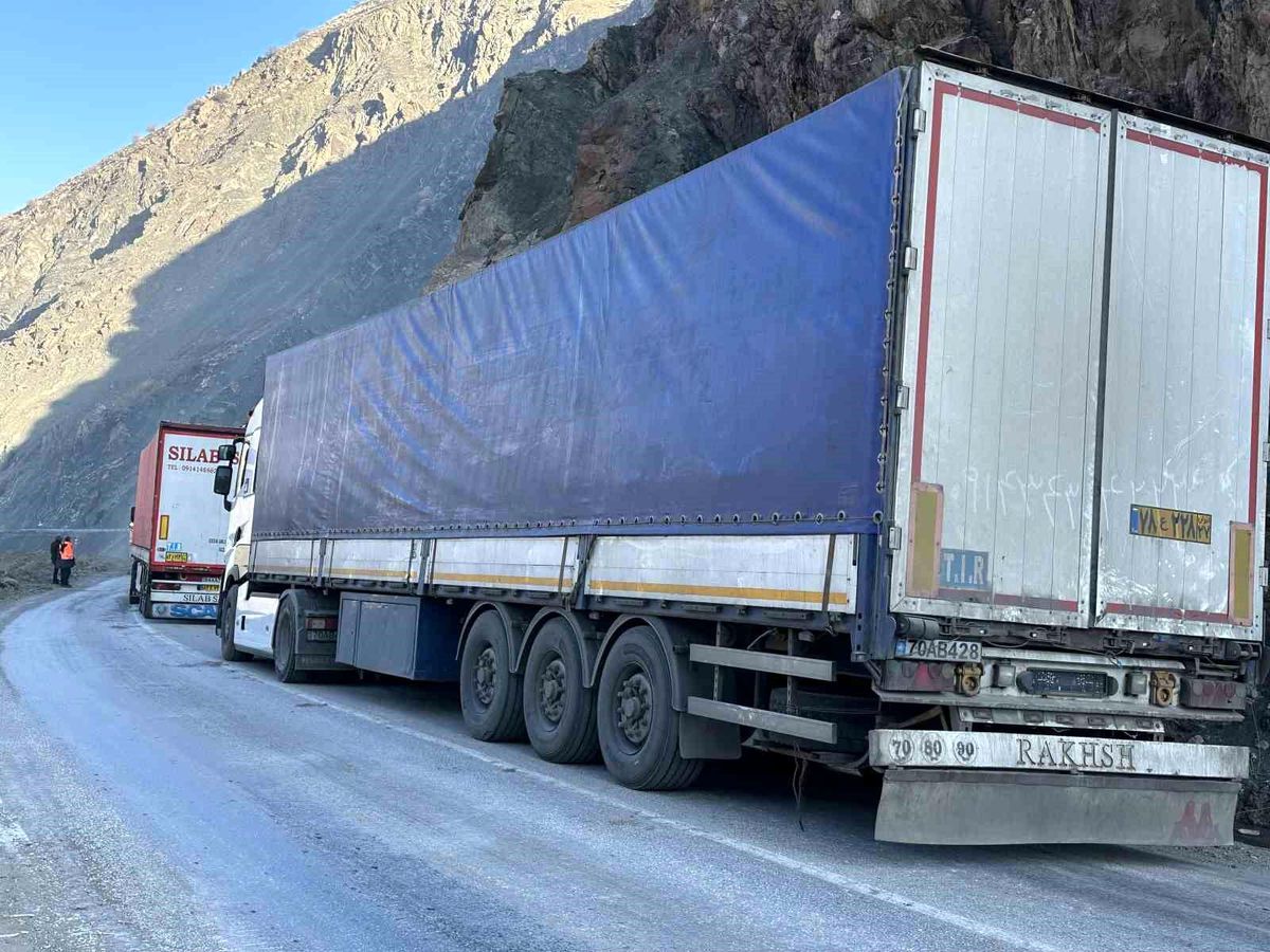 Hakkari\'de meydana gelen heyelan nedeniyle Yüksekova-Van Karayolu ulaşıma açıldı