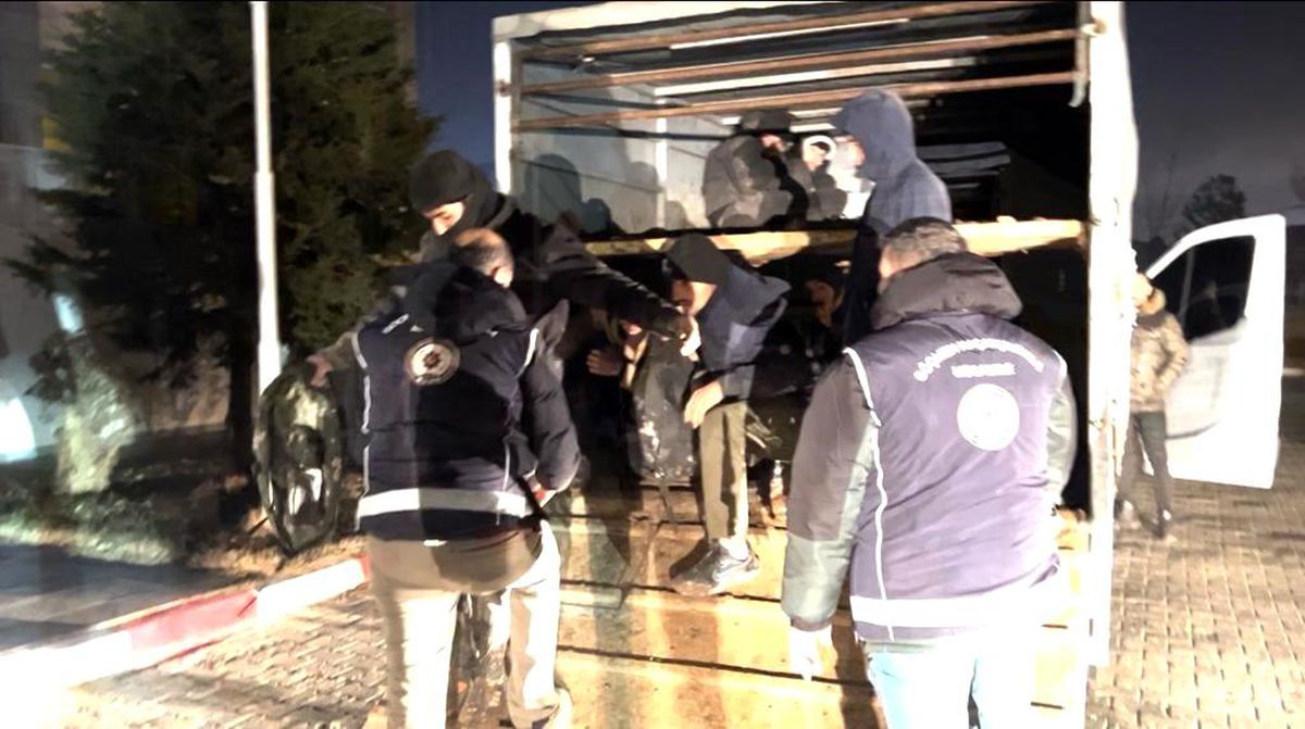 Iğdır\'da 45 Afganistan uyruklu düzensiz göçmen yakalandı
