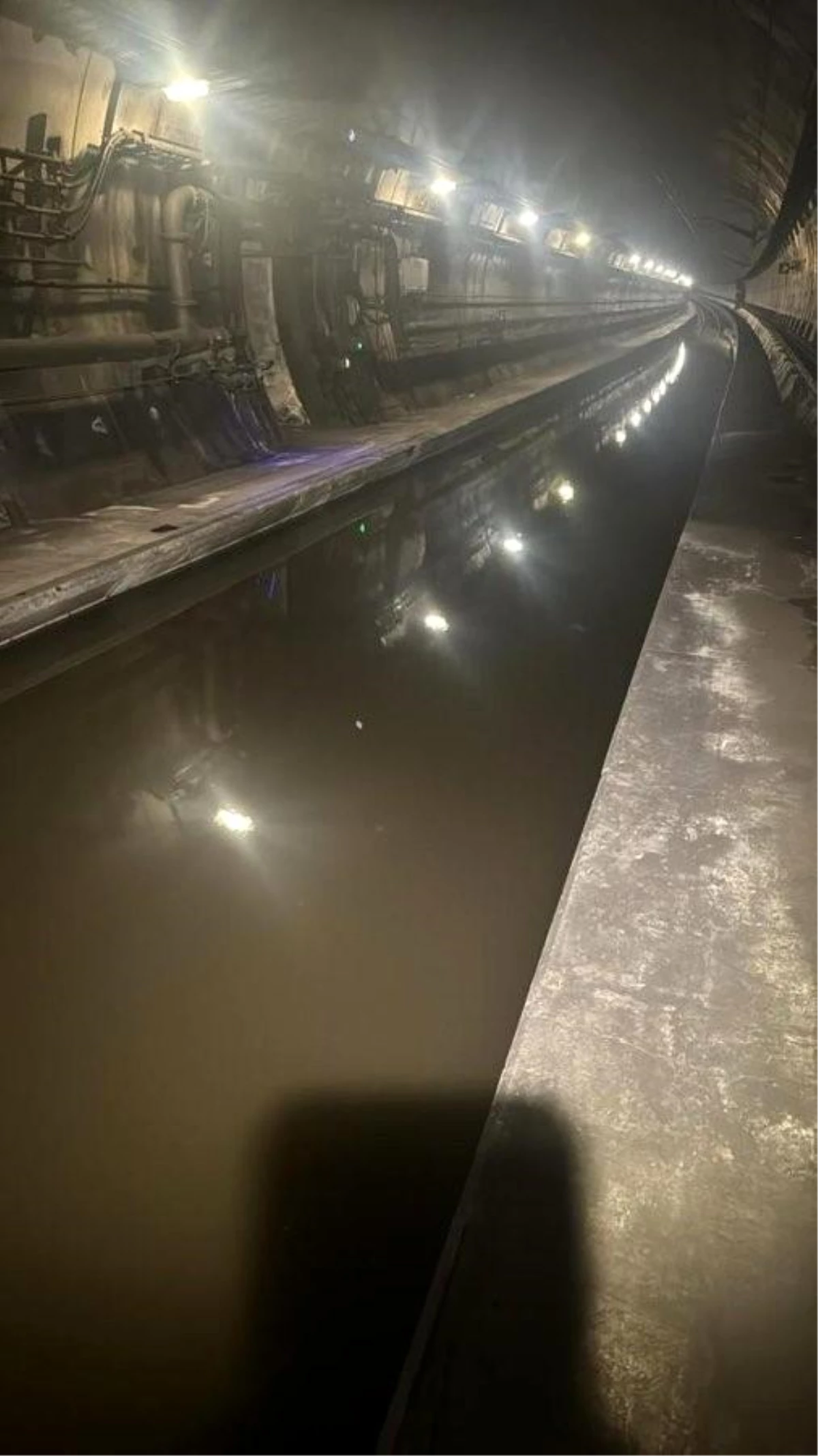 Thames Nehri\'nin Altındaki Tünelde Su Baskını: En Az 20 Tren Seferi İptal Edildi