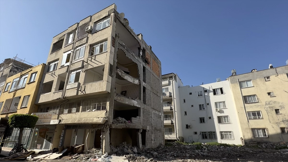 İskenderun\'da deprem sonrası yıkım çalışmaları devam ediyor