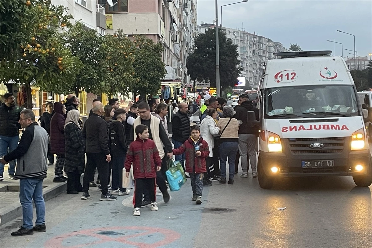 İzmir\'de yürüyen merdivenin ters yönde hareket etmesiyle 5 kişi yaralandı