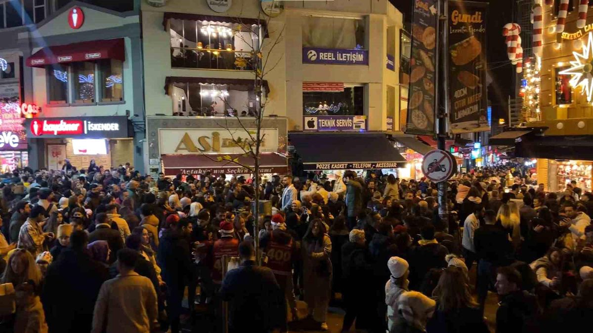 Kadıköy\'de Yılbaşı Coşkusu: Yoğunluk Havadan Görüntülendi