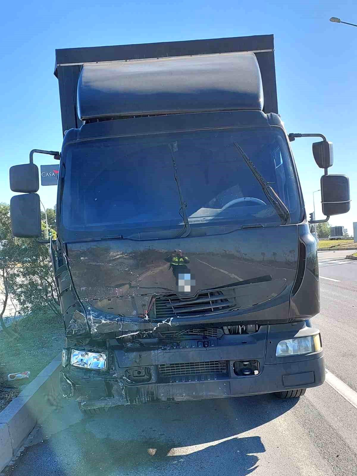 Manavgat\'ta kırmızı ışıkta bekleyen otomobile kamyon çarptı: 2 yaralı