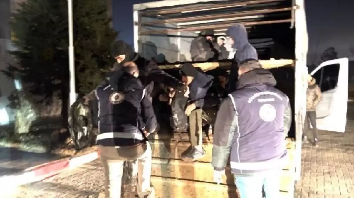 Iğdır'da 45 Afganistan uyruklu kaçak göçmen yakalandı