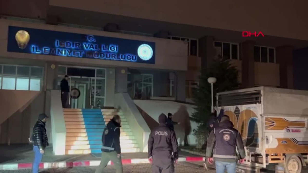 Iğdır\'da Kamyonetin Kasasında 45 Kaçak Göçmen Yakalandı