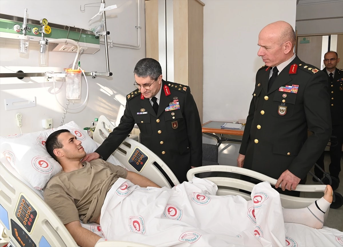 Kara Kuvvetleri Komutanı Orgeneral Selçuk Bayraktaroğlu, yaralı askerleri ziyaret etti