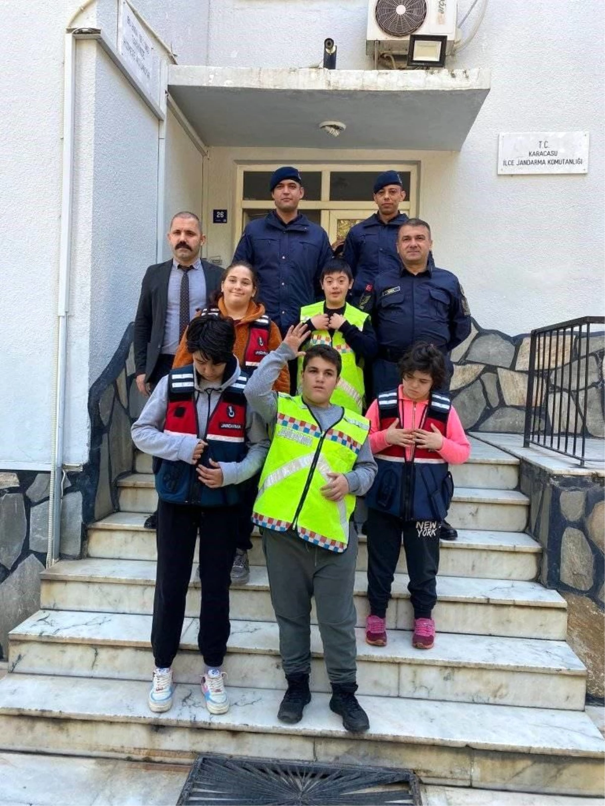 Aydın\'da Şehitleri Ortaokulu öğrencileri Jandarma Komutanlığı\'nı ziyaret etti