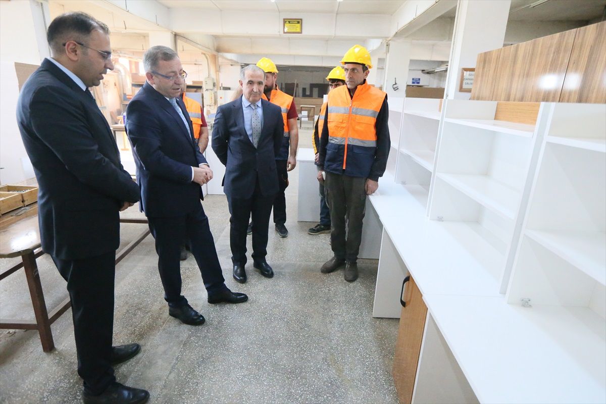 Kars\'ta ihtiyaç sahibi çocuklara çalışma masası ve kitaplık hediye ediliyor