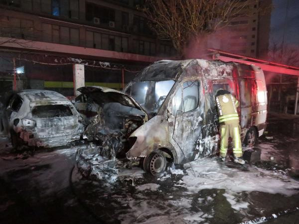 Kartal\'da Karavan Yangını: 3 Araç Hasar Gördü