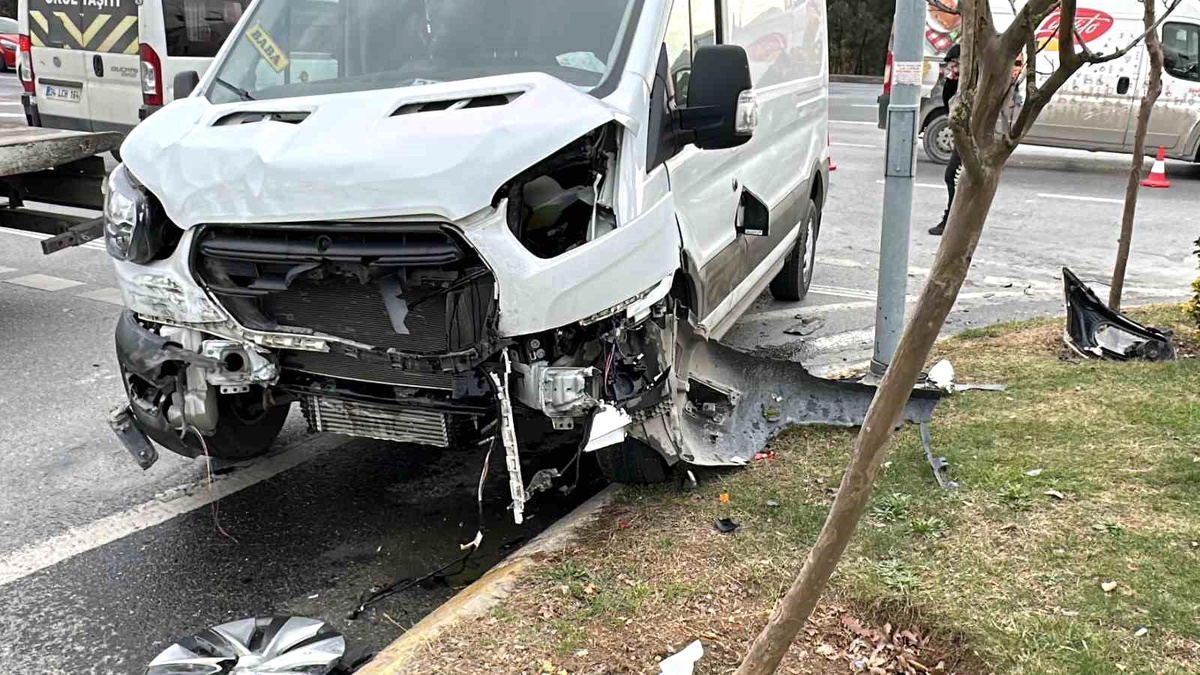 Arnavutköy\'de Tesla kaza yaptı, KGYS direği devrildi
