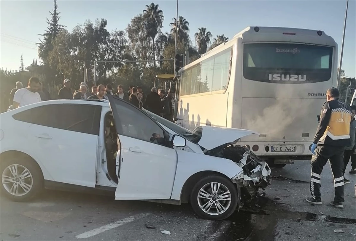 Manavgat\'ta servis midibüsü ile otomobil çarpıştı: 2 ölü, 13 yaralı