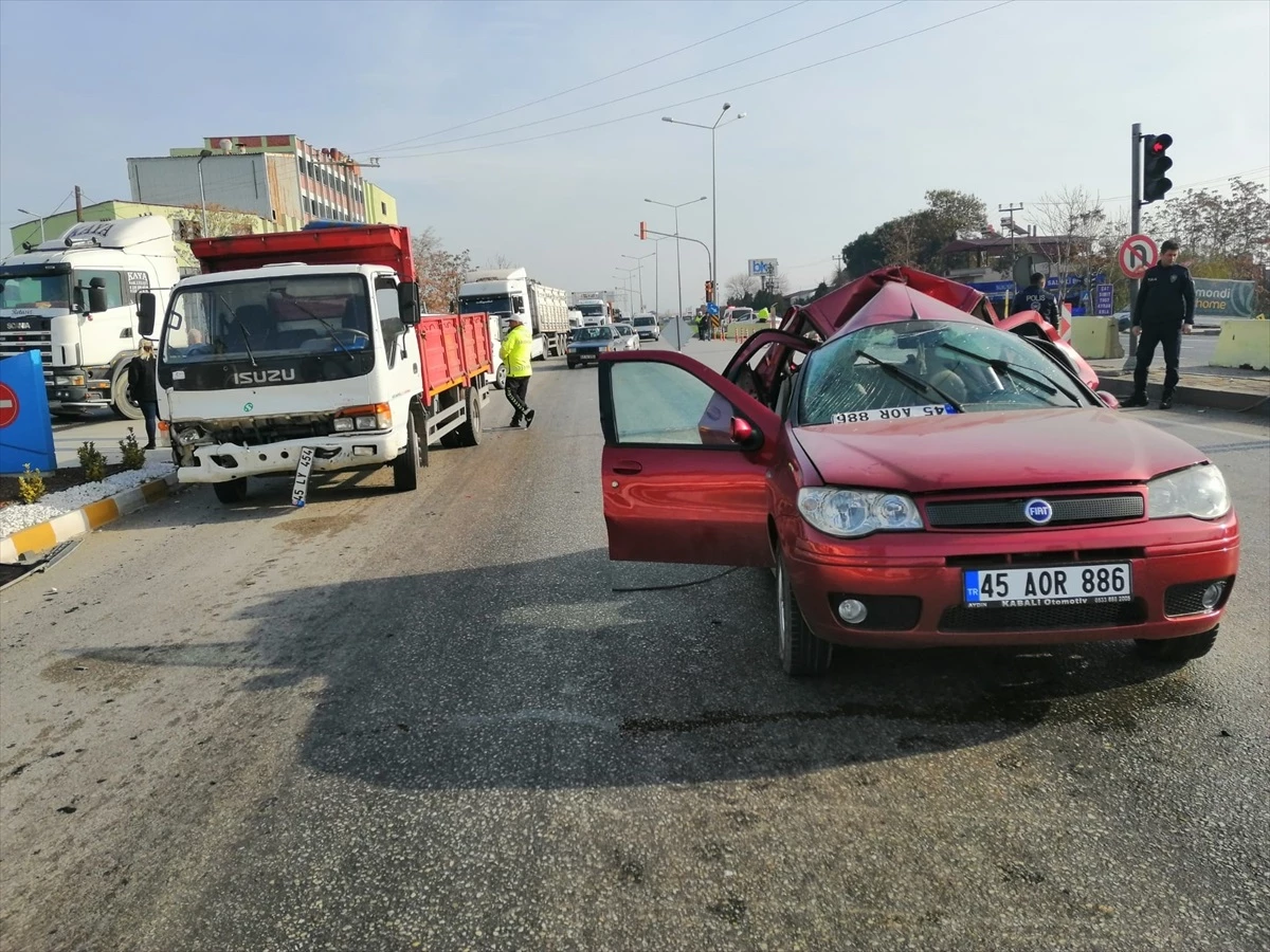 Salihli\'de Kamyonetin Çarptığı Otomobilin Sürücüsü Hastaneye Kaldırıldı