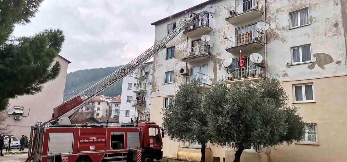 Muğla\'da bir binada çıkan yangın korkuttu