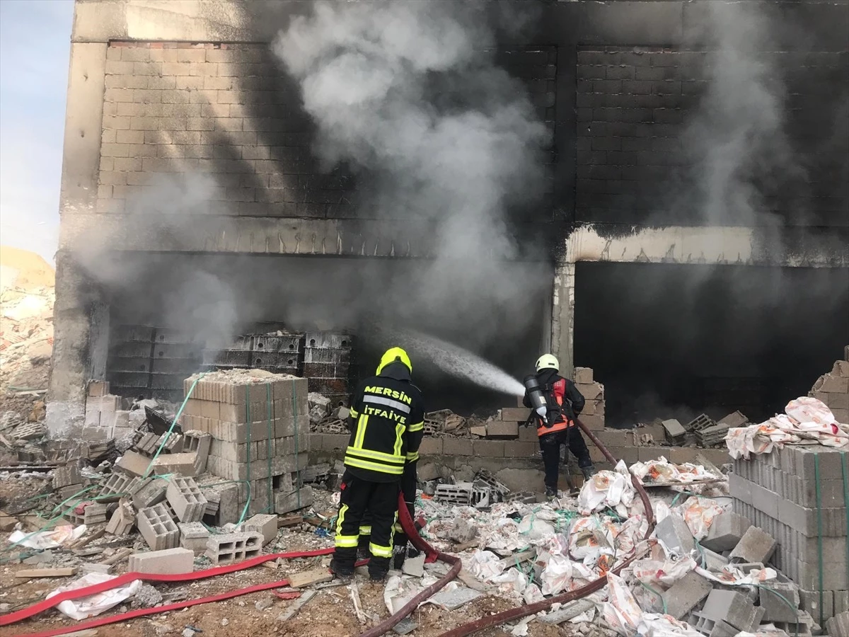Mersin\'de İnşaat Halindeki Binada Çıkan Yangın Söndürüldü