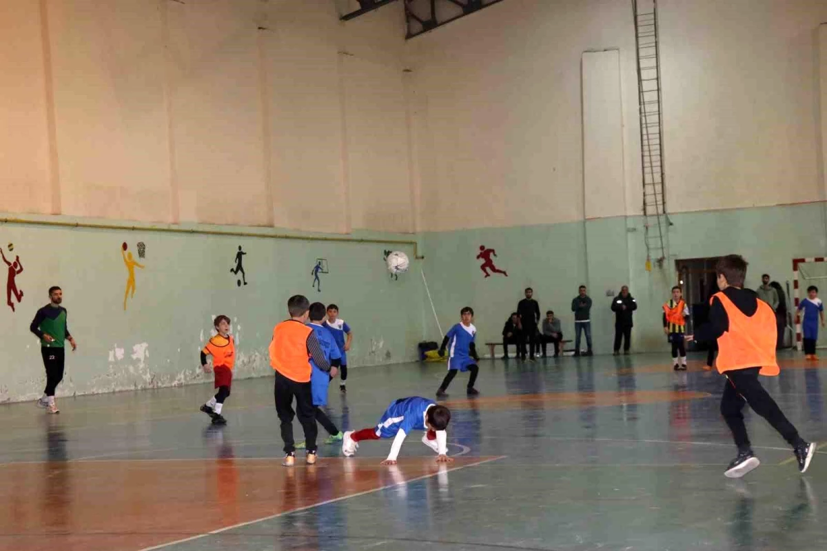 Oltu\'da İlkokullar Arası Minikler Futbol Turnuvası Şampiyonu Belli Oldu