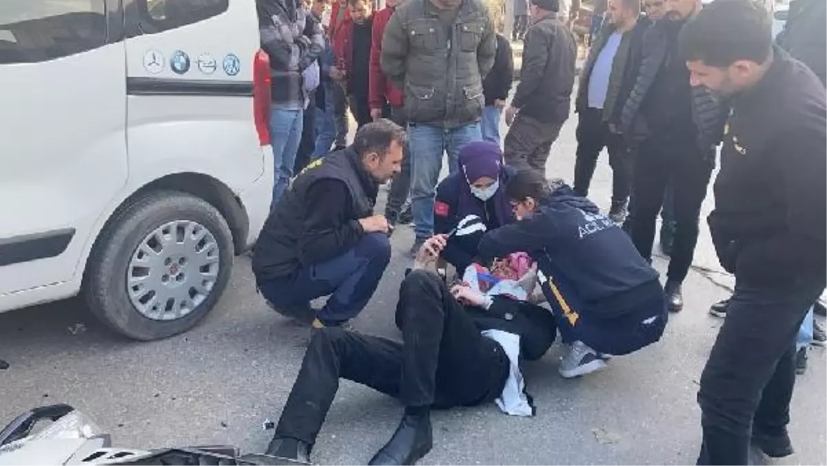 DÜZCE'de park halindeki hafif ticari araca çarpan motosikletin sürücüsü yaralandı