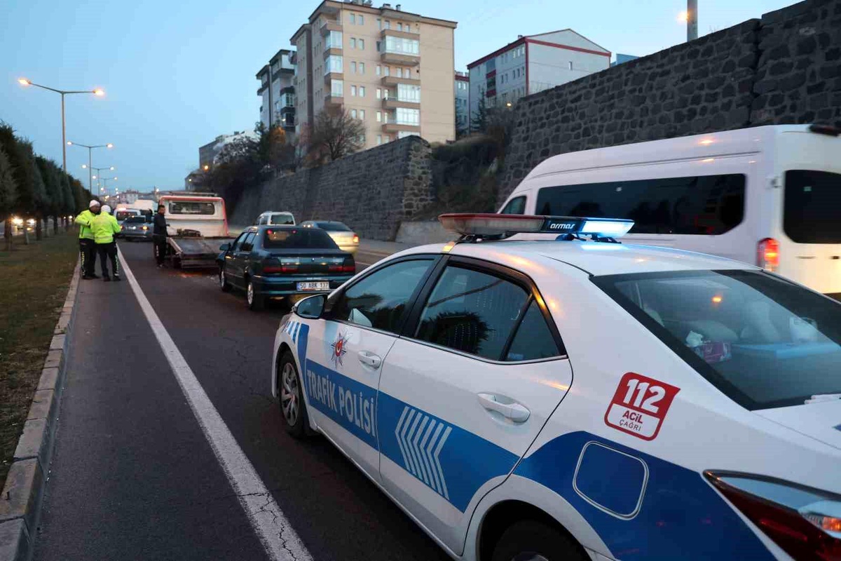 Nevşehir\'de Minibüs ile Otomobilin Karıştığı Kazada 2 Kişi Yaralandı
