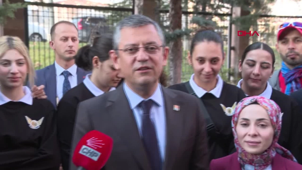 CHP Genel Başkanı Özgür Özel, CHP Genel Merkezi bahçesine çınar ağacı dikti