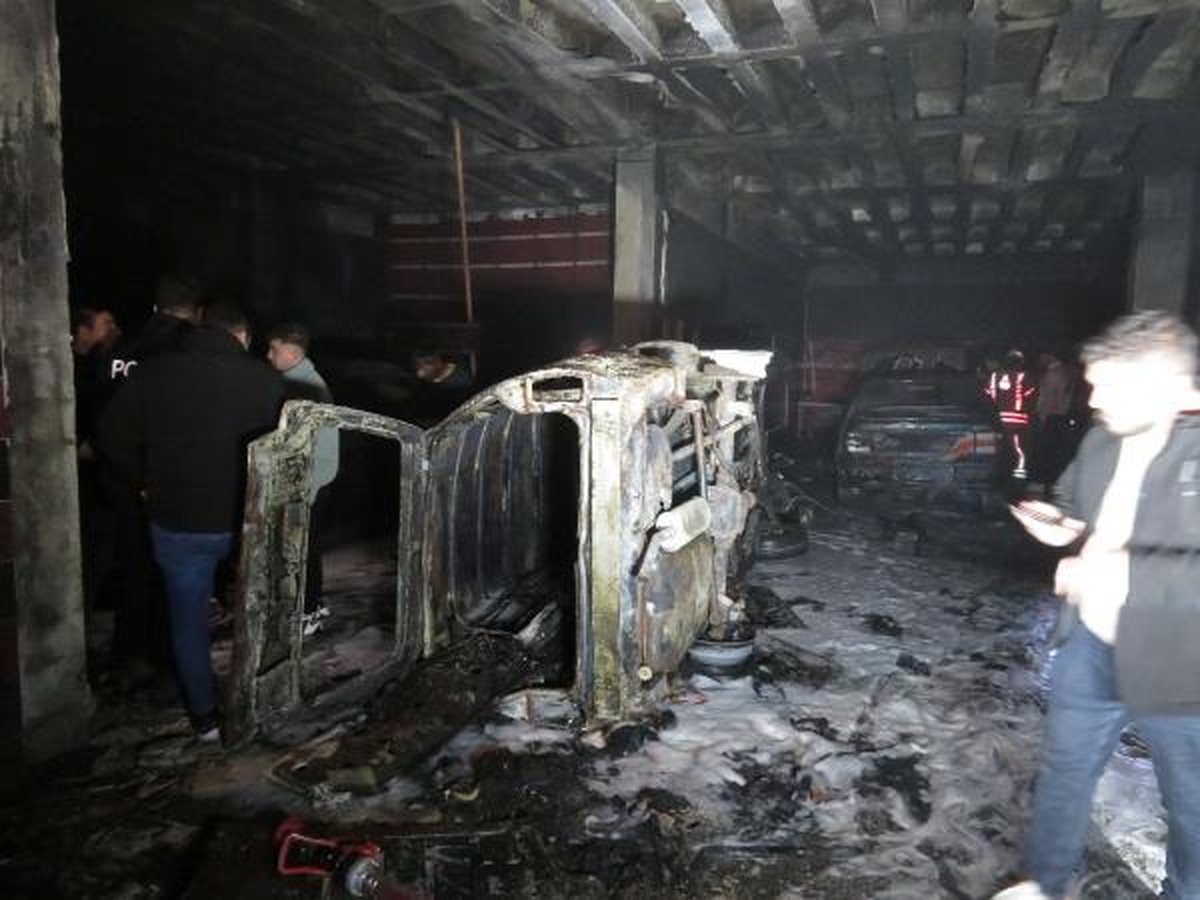Pendik\'te çıkan yangında 4 otomobil kullanılamaz hale geldi